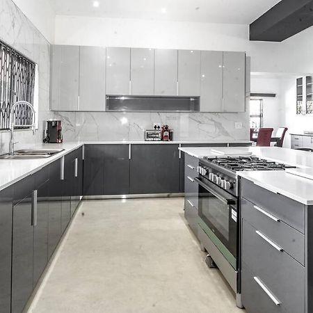 Private Modern 10 Bdrm Home Tucked Away In Sandton โจฮันเนสเบิร์ก ภายนอก รูปภาพ