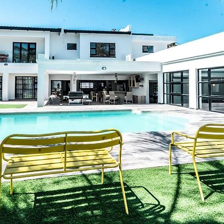 Private Modern 10 Bdrm Home Tucked Away In Sandton โจฮันเนสเบิร์ก ภายนอก รูปภาพ