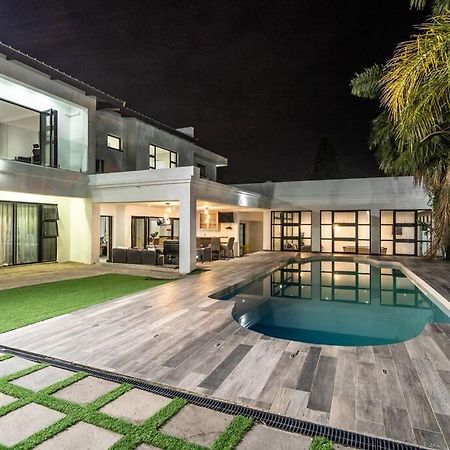 Private Modern 10 Bdrm Home Tucked Away In Sandton โจฮันเนสเบิร์ก ภายนอก รูปภาพ
