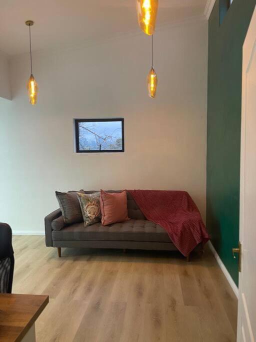 Private Modern 10 Bdrm Home Tucked Away In Sandton โจฮันเนสเบิร์ก ภายนอก รูปภาพ
