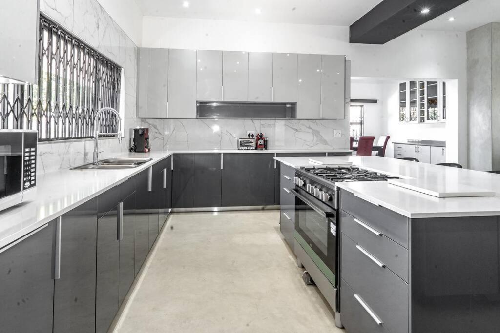Private Modern 10 Bdrm Home Tucked Away In Sandton โจฮันเนสเบิร์ก ภายนอก รูปภาพ