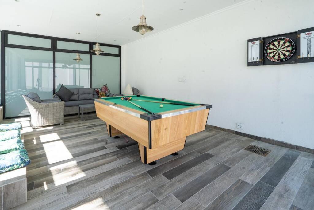 Private Modern 10 Bdrm Home Tucked Away In Sandton โจฮันเนสเบิร์ก ภายนอก รูปภาพ