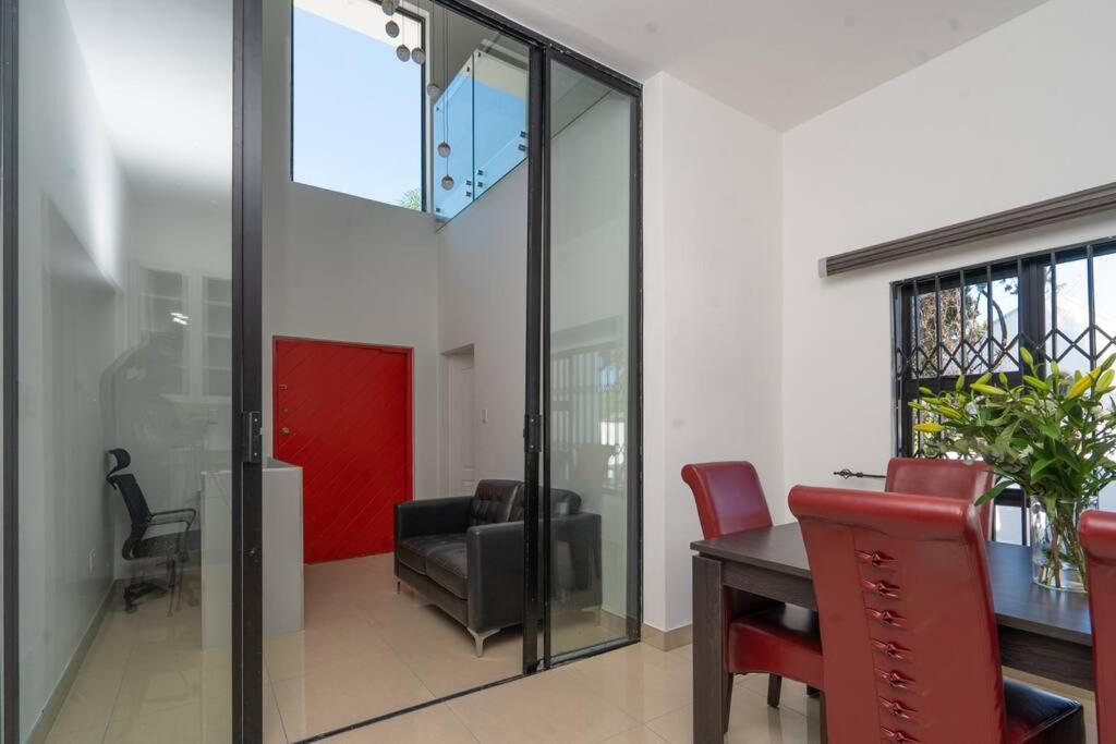 Private Modern 10 Bdrm Home Tucked Away In Sandton โจฮันเนสเบิร์ก ภายนอก รูปภาพ