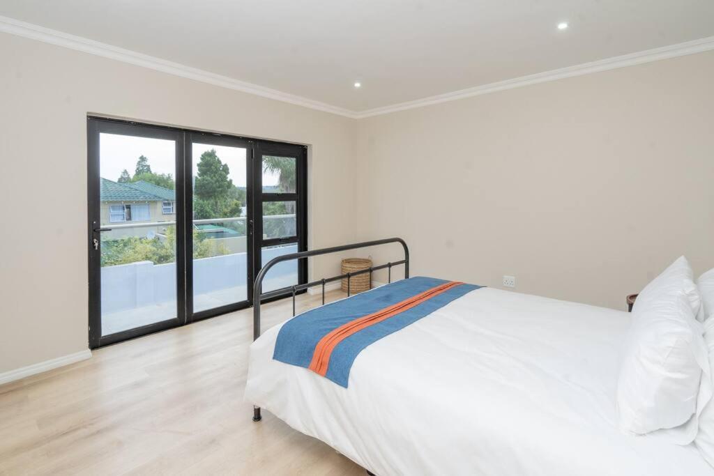 Private Modern 10 Bdrm Home Tucked Away In Sandton โจฮันเนสเบิร์ก ภายนอก รูปภาพ