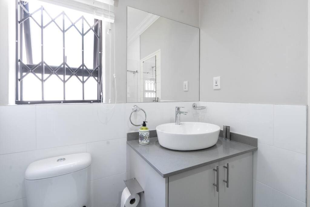 Private Modern 10 Bdrm Home Tucked Away In Sandton โจฮันเนสเบิร์ก ภายนอก รูปภาพ