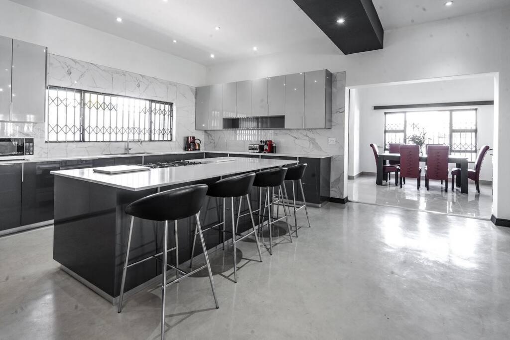 Private Modern 10 Bdrm Home Tucked Away In Sandton โจฮันเนสเบิร์ก ภายนอก รูปภาพ