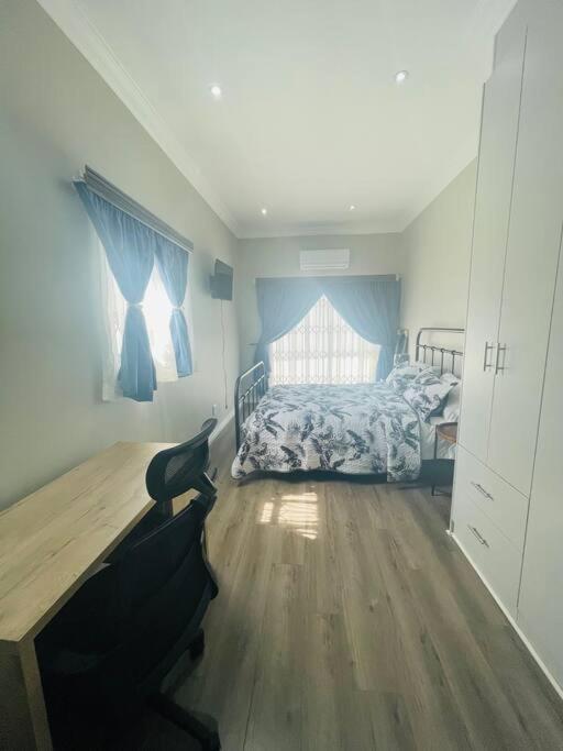 Private Modern 10 Bdrm Home Tucked Away In Sandton โจฮันเนสเบิร์ก ภายนอก รูปภาพ