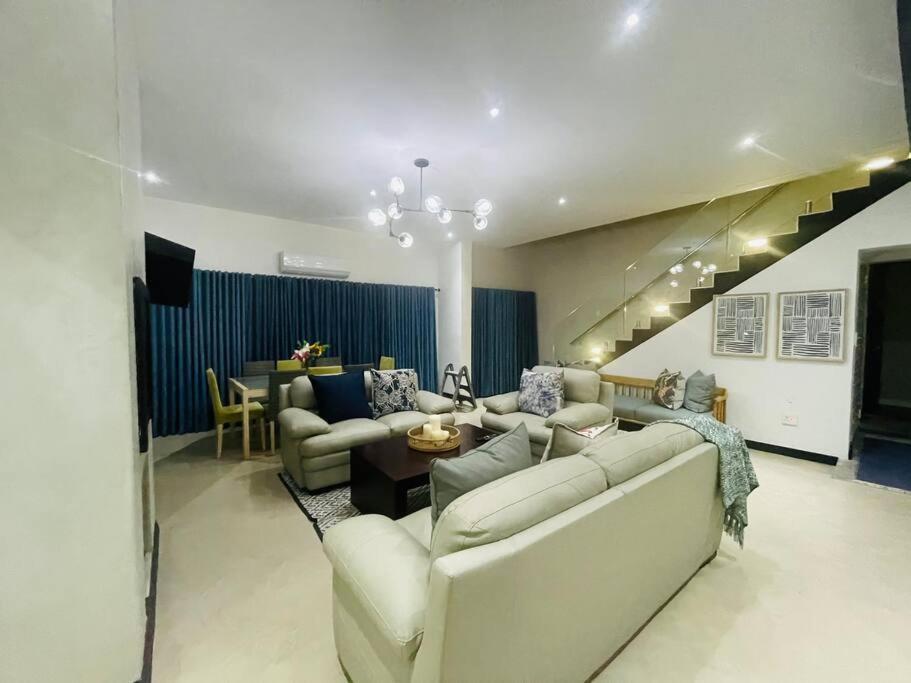 Private Modern 10 Bdrm Home Tucked Away In Sandton โจฮันเนสเบิร์ก ภายนอก รูปภาพ