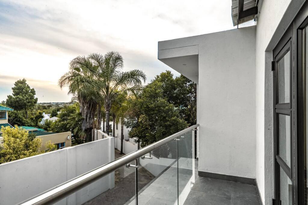 Private Modern 10 Bdrm Home Tucked Away In Sandton โจฮันเนสเบิร์ก ภายนอก รูปภาพ