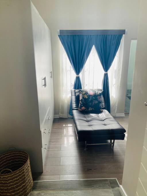 Private Modern 10 Bdrm Home Tucked Away In Sandton โจฮันเนสเบิร์ก ภายนอก รูปภาพ