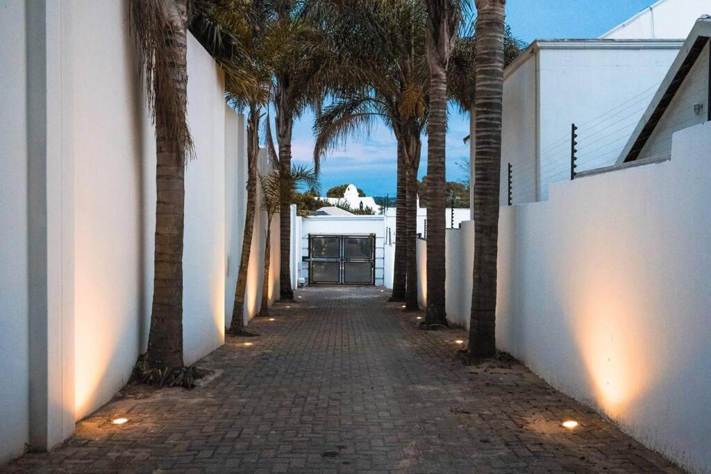 Private Modern 10 Bdrm Home Tucked Away In Sandton โจฮันเนสเบิร์ก ภายนอก รูปภาพ