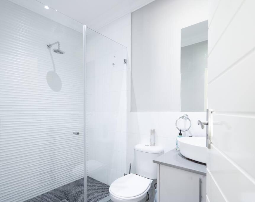 Private Modern 10 Bdrm Home Tucked Away In Sandton โจฮันเนสเบิร์ก ภายนอก รูปภาพ