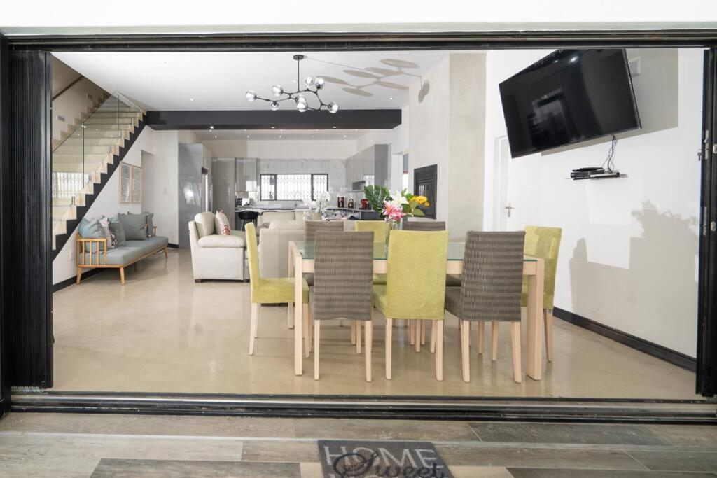 Private Modern 10 Bdrm Home Tucked Away In Sandton โจฮันเนสเบิร์ก ภายนอก รูปภาพ