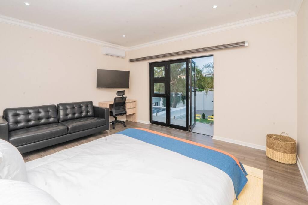 Private Modern 10 Bdrm Home Tucked Away In Sandton โจฮันเนสเบิร์ก ภายนอก รูปภาพ