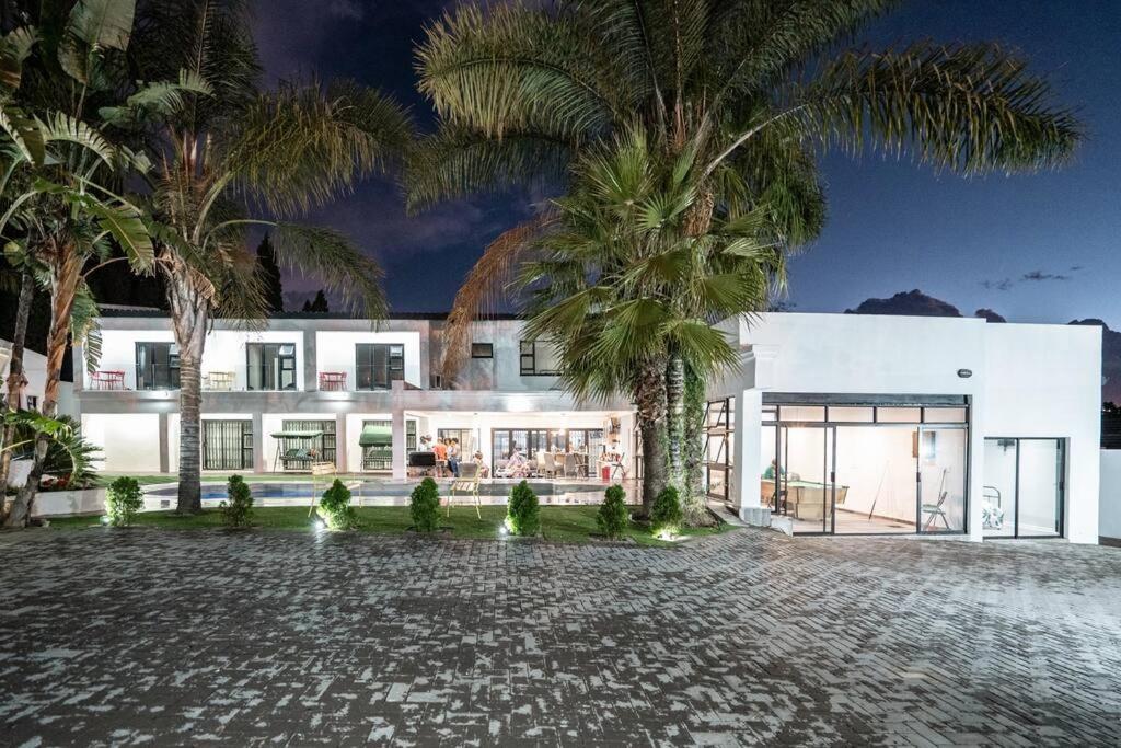 Private Modern 10 Bdrm Home Tucked Away In Sandton โจฮันเนสเบิร์ก ภายนอก รูปภาพ