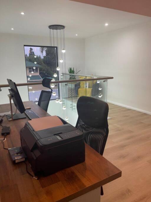 Private Modern 10 Bdrm Home Tucked Away In Sandton โจฮันเนสเบิร์ก ภายนอก รูปภาพ
