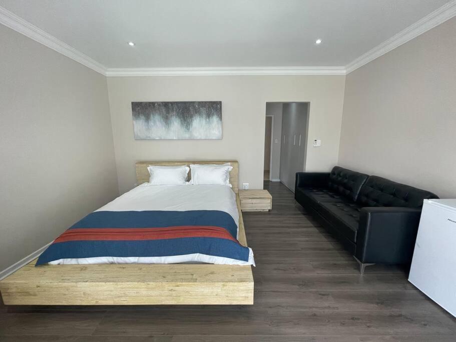 Private Modern 10 Bdrm Home Tucked Away In Sandton โจฮันเนสเบิร์ก ภายนอก รูปภาพ