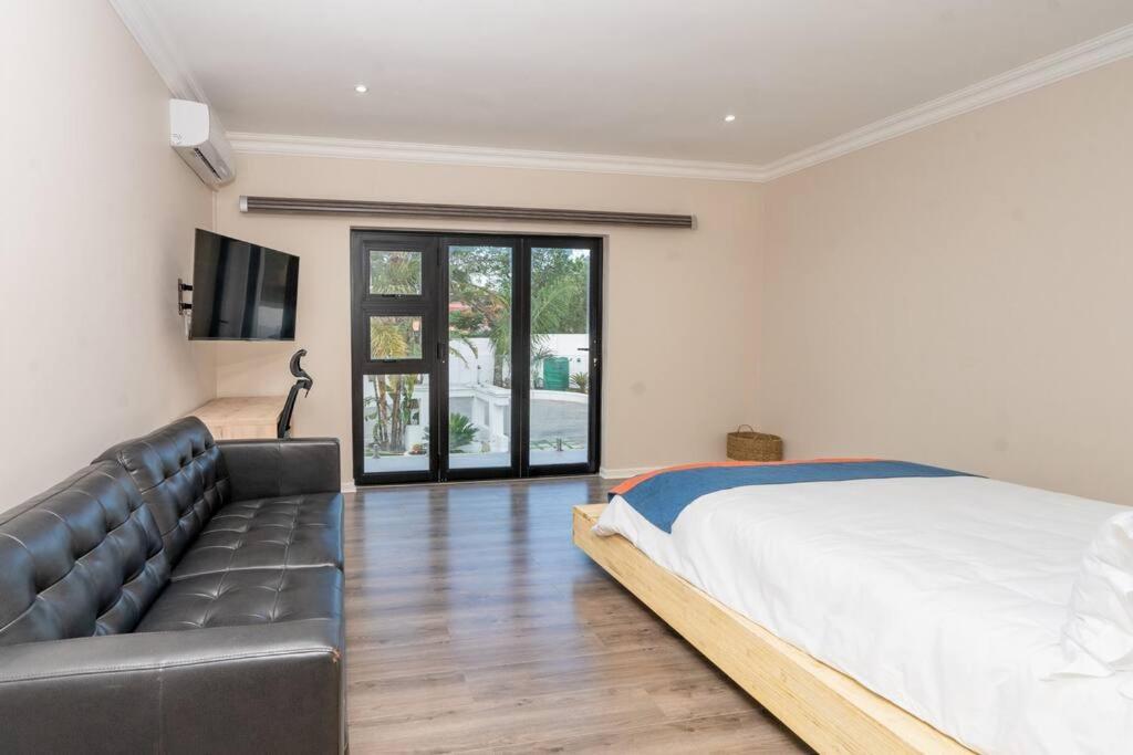 Private Modern 10 Bdrm Home Tucked Away In Sandton โจฮันเนสเบิร์ก ภายนอก รูปภาพ